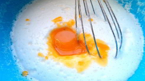 шарлотка с ананасом и хурмой