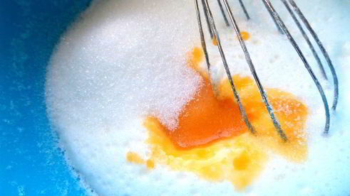 шарлотка с ананасом и хурмой