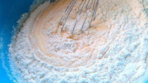 шарлотка с ананасом и хурмой