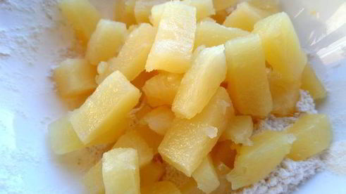 шарлотка с ананасом и хурмой