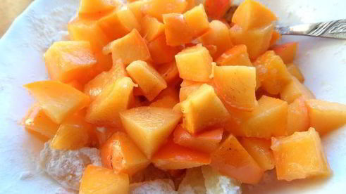 шарлотка с ананасом и хурмой