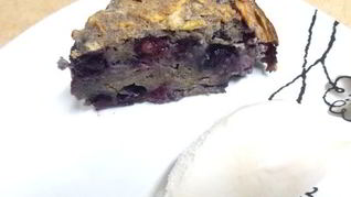 Шарлотка с черникой и яблоками