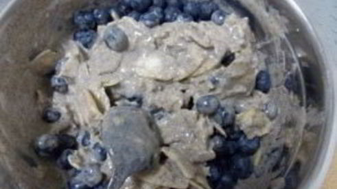 шарлотка с черникой и яблоками