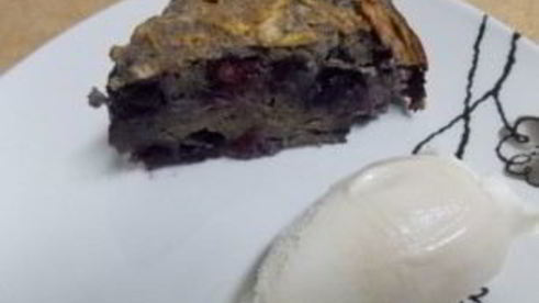 шарлотка с черникой и яблоками