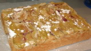 Шарлотка с клубникой и яблоками