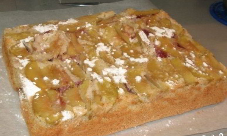 Рецепт шарлотки с клубникой и яблоками