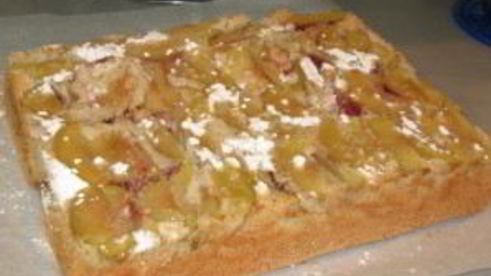 шарлотка с клубникой и яблоками