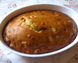 Шарлотка с корицей и сметанным топпингом