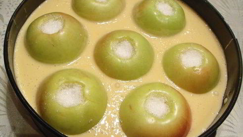 шарлотка с цельными яблочками