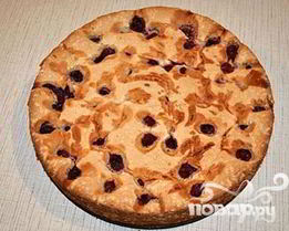 Шарлотка с вишней