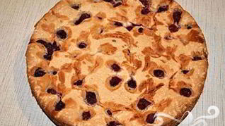 Шарлотка с вишней