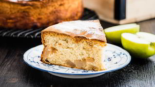 Шарлотка с яблоками и грушами