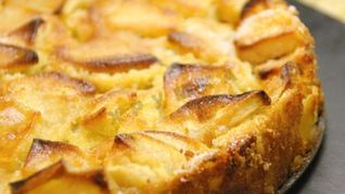 Шарлотка с яблоками корицей и изюмом