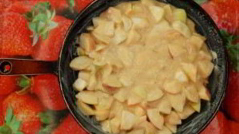 шарлотка с яблоками на сковороде