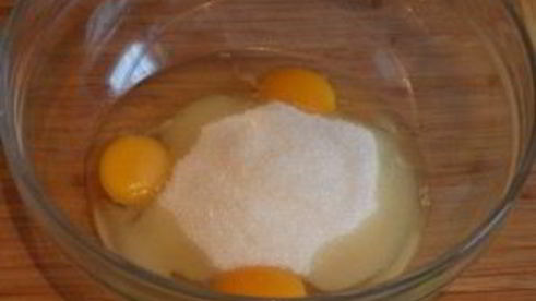 шарлотка с яблоками с коньяком