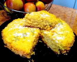 Шарлотка с яблоками в мультиварке с манкой