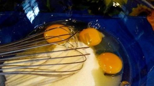 шарлотка с яблоками в мультиварке с манкой