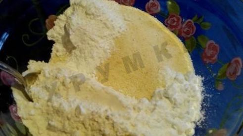 шарлотка с яблоками в мультиварке с манкой