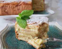 Шарлотка с яблоком