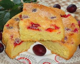 Шарлотка со сливами