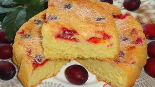 Шарлотка со сливами