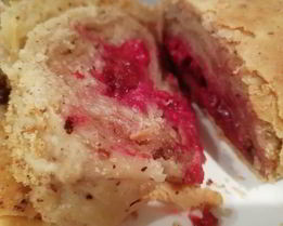 Легкий штрудель с вишней и миндалем