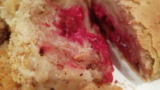 Легкий штрудель с вишней и миндалем