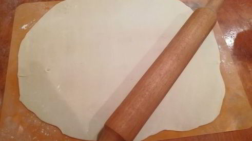 легкий штрудель с вишней и миндалем