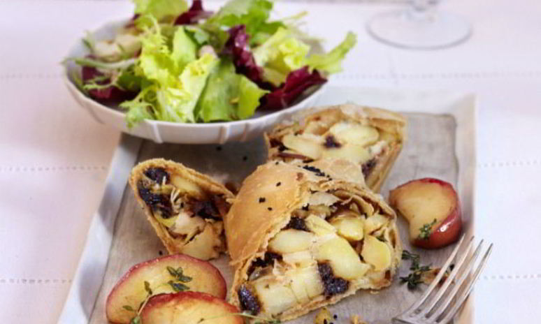 Рецепт мясного штруделя с яблоками