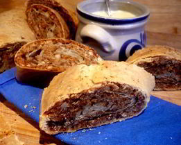 Ореховый штрудель с миндальным соусом