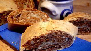 Ореховый штрудель с миндальным соусом