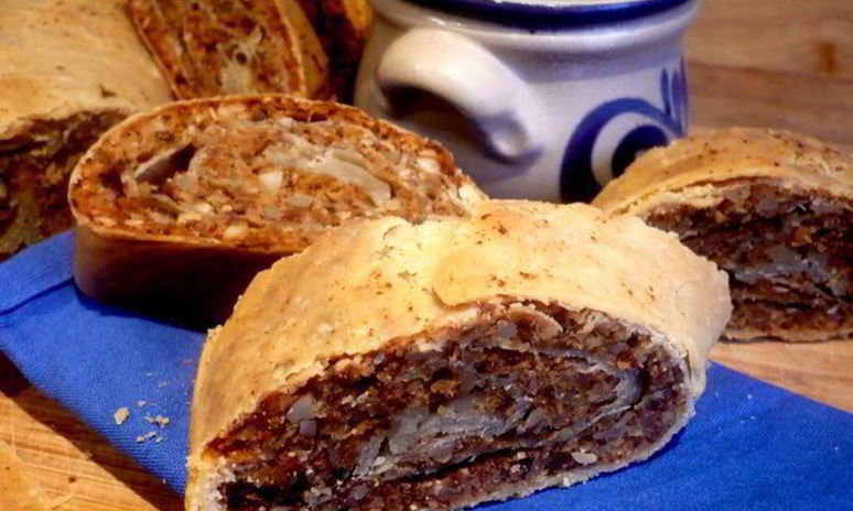 Рецепт орехового штруделя с миндальным соусом