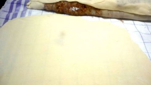 ореховый штрудель с миндальным соусом