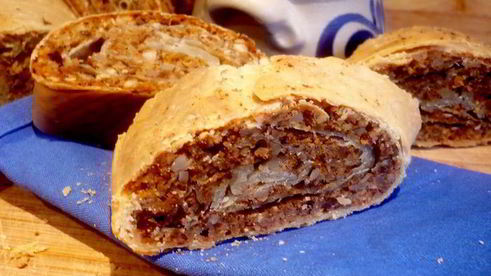 ореховый штрудель с миндальным соусом