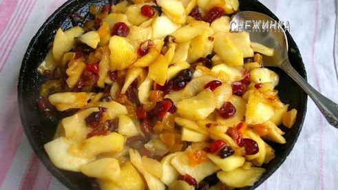 рождественский яблочный штрудель с орехами и сухофруктами