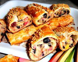 Штрудель из ревеня и изюма