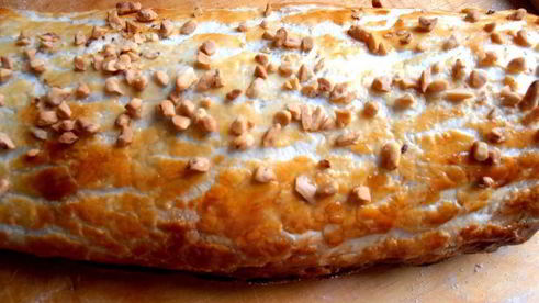 штрудель из ревеня и изюма