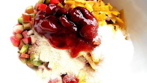 штрудель из ревеня и изюма