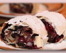 Штрудель из вытяжного теста с вишнями