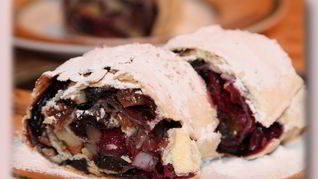 Штрудель из вытяжного теста с вишнями