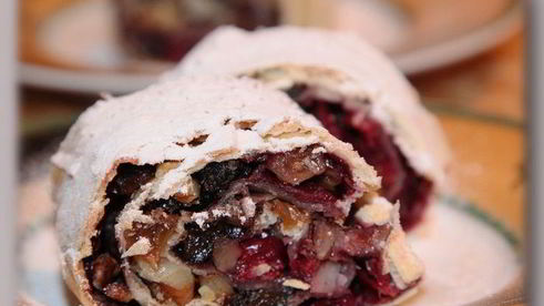 штрудель из вытяжного теста с вишнями