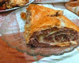 Штрудель с мясом из слоеного теста