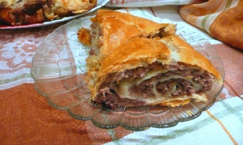 Рецепт штруделя с мясом из слоеного теста