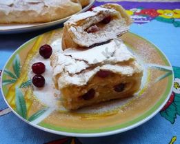 Штрудель с творожной начинкой из слоеного теста