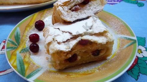 штрудель с творожной начинкой из слоеного теста