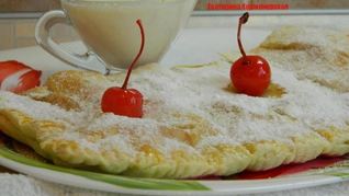 Штрудель с вишней и ванильным соусом