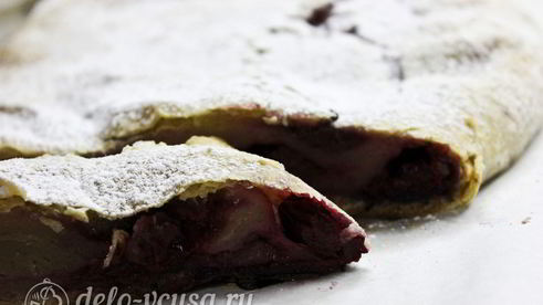 штрудель с вишней из слоеного теста