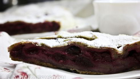 штрудель с вишней из слоеного теста