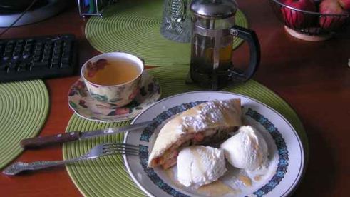 штрудель яблочный с мороженым