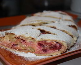 Ванильный штрудель с яблоком, сливами и творогом